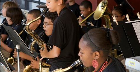在资源有限的情况下 学校找到了保持音乐节目协调的方法